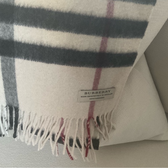 BURBERRY GIANT -CHECK CASHMERE SCARF IN STONE CHECK COLOR . - Picture 8 of 10